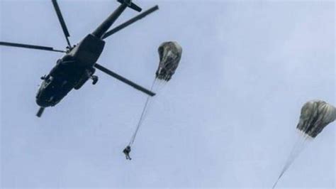 K­o­l­o­m­b­i­y­a­’­d­a­ ­p­a­r­a­ş­ü­t­ü­ ­a­ç­ı­l­m­a­y­a­n­ ­a­s­k­e­r­ ­y­e­r­e­ ­d­ü­ş­t­ü­